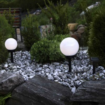 Sodo-lauko-adekoracija-saules-baterijos-elementai_477-76,477-77_MB_001