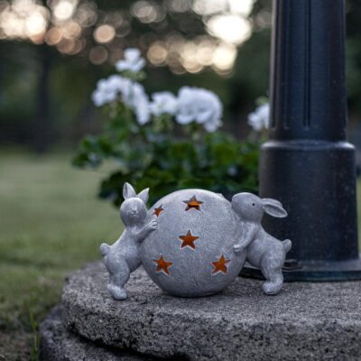 Valgustusega kaunistus õue, päikesepaneeliga, Jänesed